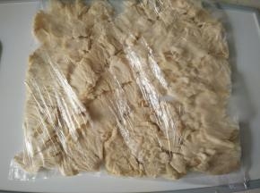 然后将鸡块装入保鲜袋中，用擀面杖擀压成松散的肉丝。