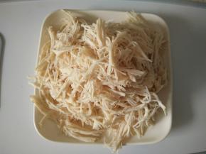 用手撕成细丝。