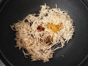 去掉一部分水份后，加入蚝油、生抽、糖咖喱粉继续翻炒。