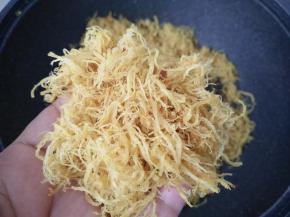 打至蓬松，放入适量熟芝麻搅匀就可以了。