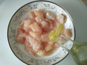 先将鸡肉切块，放入适量料酒、盐搅拌均匀腌制10分钟。