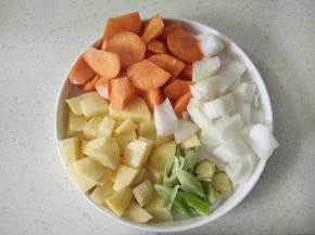 将土豆、洋葱、胡萝卜切块，葱姜切好备用。