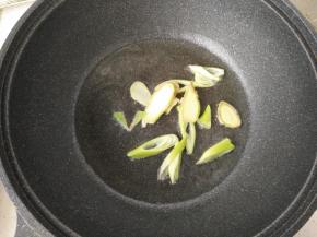 锅内倒油，油热后放入葱姜炒出香味。
