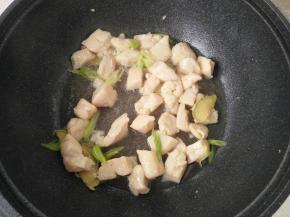 放入鸡肉块炒至变色盛出备用。