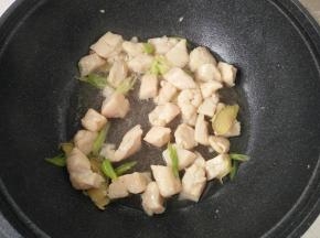 放入鸡肉块炒至变色盛出备用。