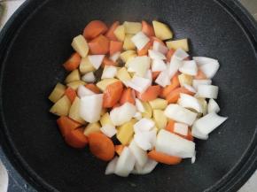 加入洋葱炒匀。