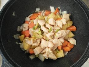 放入炒熟的鸡肉丁翻炒均匀。