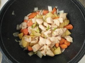 放入炒熟的鸡肉丁翻炒均匀。
