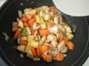 然后加入适量清水没过鸡块，中小火煮至土豆变软。