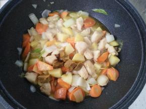 放入咖喱块翻炒，使咖喱快速融化。