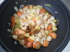 放入咖喱块翻炒，使咖喱快速融化。