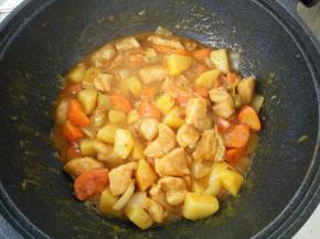 待咖喱汁开始慢慢变浓稠出锅（喜欢汤汁多可以少煮一会儿），搭配米饭更好吃。