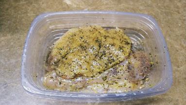 鸡胸肉二块平均成四片，用柠檬胡椒盐调味（可根据自己口味调整）放冰箱腌一晚