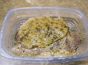 鸡胸肉二块平均成四片，用柠檬胡椒盐调味（可根据自己口味调整）放冰箱腌一晚