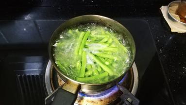 放入少许盐焯水一下