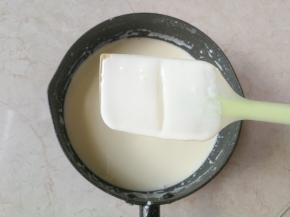 燃气灶或电磁炉小火加热，一边加热一边用刮刀轻轻搅拌，以免糊底，加热至奶糊稍变浓稠，刮刀粘着的奶糊用手指一刮能呈现纹路不消失的状态即可