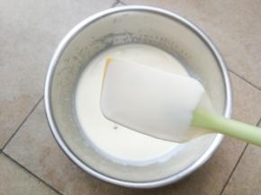 奶糊离火晾凉，晾凉过程中需不时搅拌奶糊，以免表面结成奶皮，晾凉的奶糊用滤网过筛两遍，使奶糊质地更加细腻