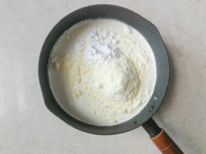 除黑巧克力外的所有材料依次加入奶锅中