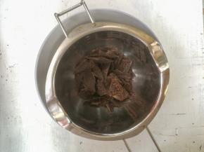 黑巧克力放入巧克力融化碗中，隔65度左右温水化开