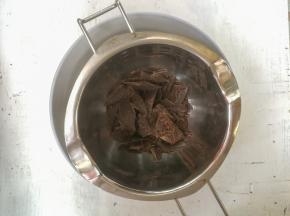 黑巧克力放入巧克力融化碗中，隔65度左右温水化开