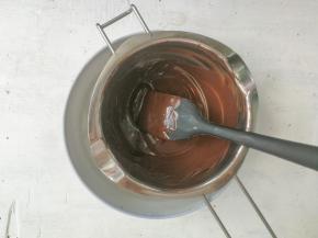 完全融化的黑巧克力呈丝滑无颗粒状