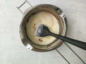 取150g晾凉的奶糊加入融化的巧克力液中