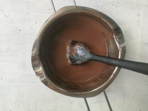 搅拌均匀，得到巧克力味雪糕糊