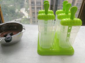 雪糕模洗净，开水浸泡消毒后晾干待用