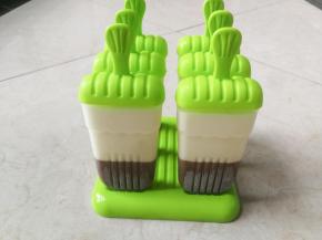 冷冻好的雪糕取出，用冷水冲模具外部后，拔取雪糕棒脱模