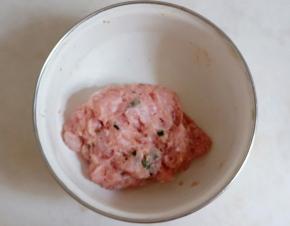 搅拌均匀，腌渍15分钟。