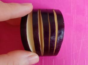 切成这样的小块，中间连刀，不能切断。