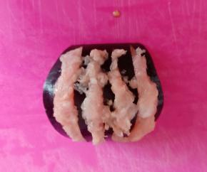 中间填入肉馅。