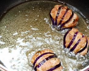 双面炸至金黄即可。