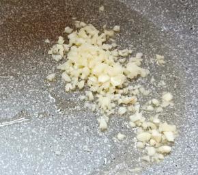 锅里放少许油，放入切碎的蒜瓣翻炒出香味。