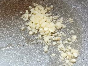 锅里放少许油，放入切碎的蒜瓣翻炒出香味。