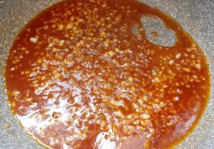 倒入10克生抽、番茄沙司、清水、盐少许烧至浓稠。