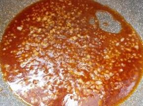 倒入10克生抽、番茄沙司、清水、盐少许烧至浓稠。