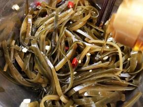 加入芝麻油和青花椒油