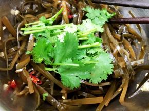 加入香菜段拌匀即可