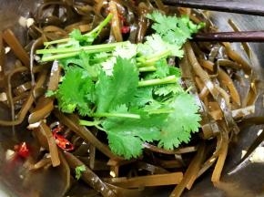 加入香菜段拌匀即可