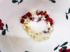 碗里加入盐，白糖，蒜末和小米辣圈