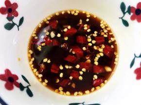 加入生抽，蚝油，醋拌匀