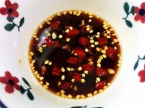 加入生抽，蚝油，醋拌匀
