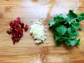 小米辣切圈，大蒜切末，香菜切段