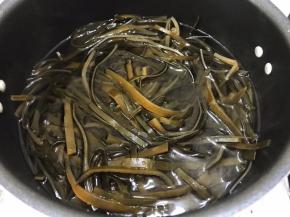 锅里加入清水和海带丝煮10分钟，捞出过凉水后沥干