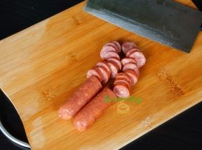 牛肉肠从冰箱取出，不需解冻直接切片，厚度适中。太厚煎不香，太薄口感不好。