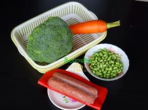食材：牛肉肠、西兰花、胡萝卜、毛豆、沙拉酱、少许盐、橄榄油。
