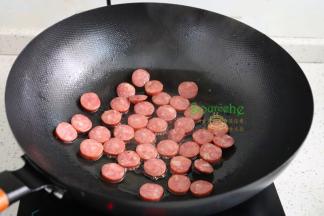 热锅少许橄榄油，把牛肉肠放入锅里煎至外皮焦香，出锅放凉。