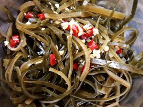 把调好的料汁淋在海带丝上