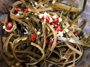 把调好的料汁淋在海带丝上